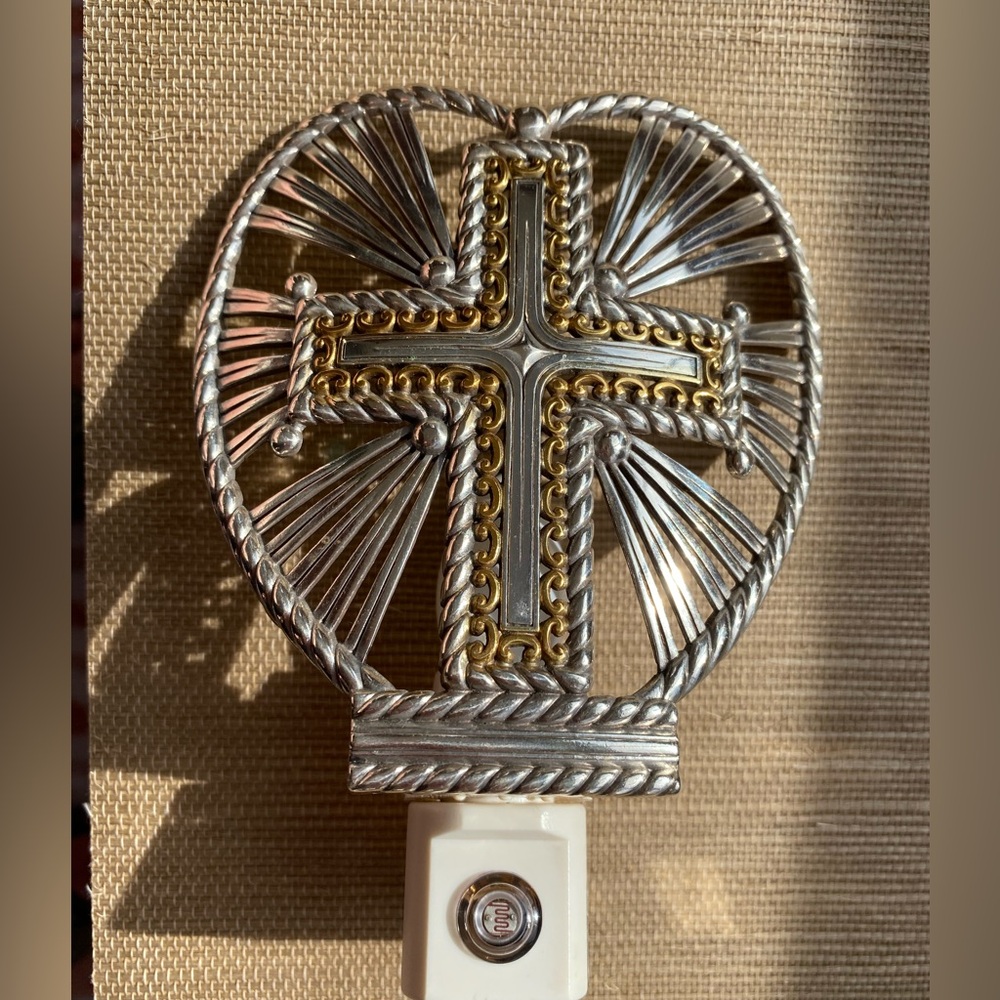 ✨ Brighton Illumination Cross Silver and Gold Night Light - Excellent Condition!